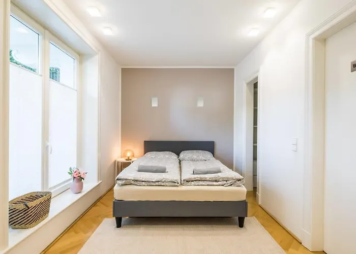 Modern Apartment Near Aussenalster